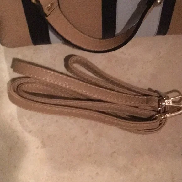 Cute Handbags with crossbody strap. - Picture 9 of 9